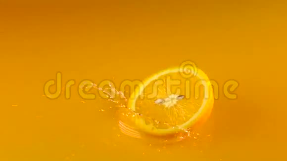 橘子片碰到橙汁表面慢镜头视频的预览图