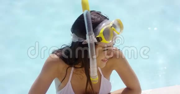 穿泳装的微笑女人戴护目镜视频的预览图