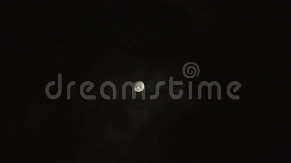 满月伴云飘过视频的预览图