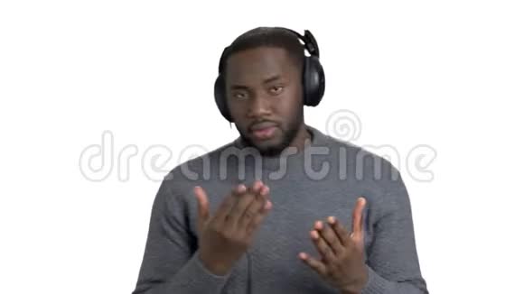 一个年轻黑人用耳机听音乐的肖像视频的预览图