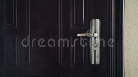 当门被打开时把门关上象征着新的希望新的开始和入口视频的预览图