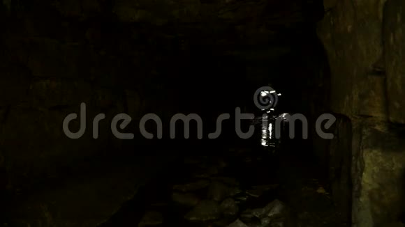 地下研究人员在地下隧道中攀爬穿过水坑视频的预览图