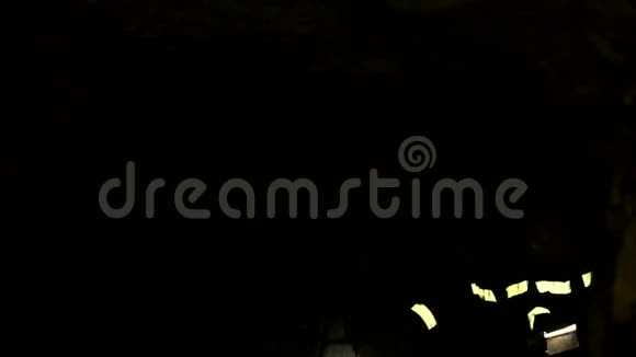 地下研究人员在地下隧道中攀爬莫斯科附近废弃的采石场视频的预览图