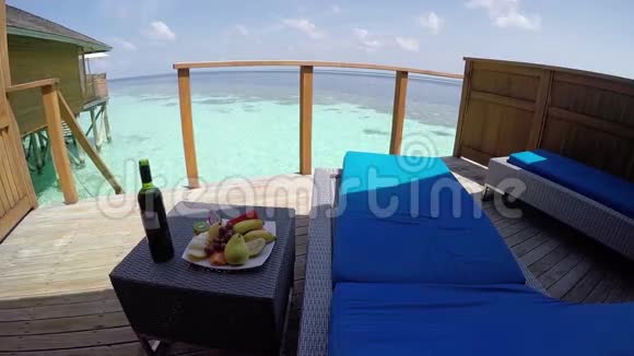 马尔代夫旅游胜地美丽的露台上吃早餐的人视频的预览图