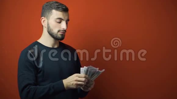 戴黑胡子的人数美元钞票视频的预览图