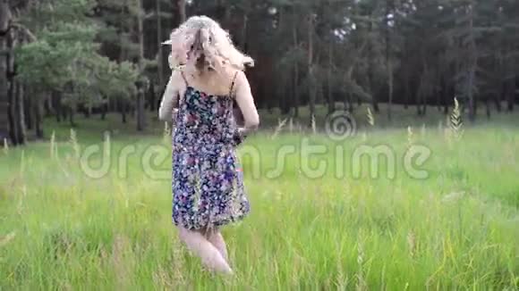 女孩依靠大自然美丽的女孩走在田野上视频的预览图