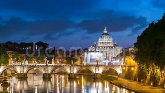意大利罗马日落后的圣彼得大教堂圣安杰洛大桥和提伯河视频的预览图
