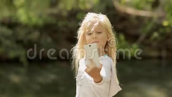 小女孩在电话里视频的预览图