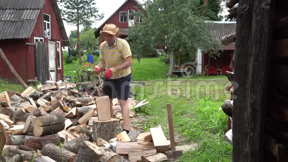 农民用斧头砍木头下班后喝冷水4K视频的预览图