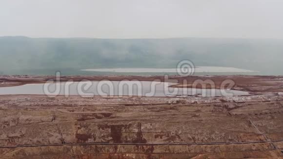 炼油厂工业区鸟瞰图阿钦斯克氧化铝联合收割机4k视频的预览图