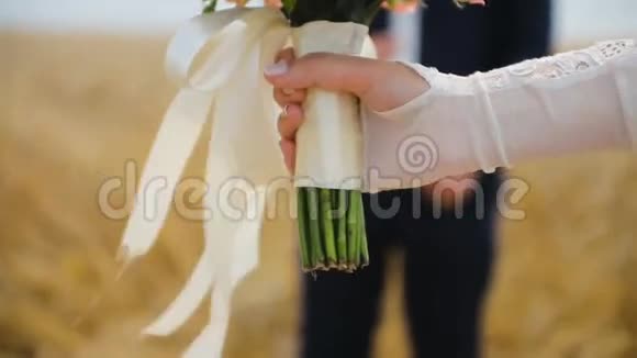 新娘手中的五颜六色的婚纱视频的预览图
