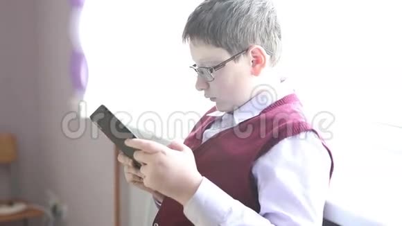 戴眼镜的男孩站在盘子上玩耍视频的预览图