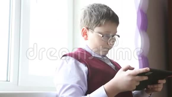 戴眼镜的男孩站在盘子上玩耍视频的预览图