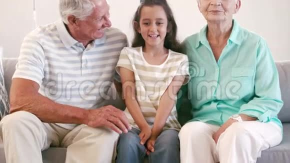 祖父母在逗他们的孙女视频的预览图