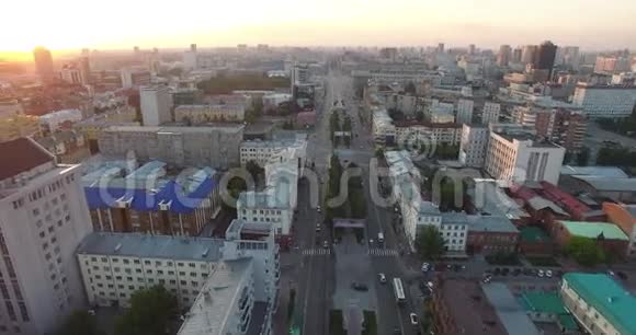 日落时市区的空中城市景观景观视频的预览图