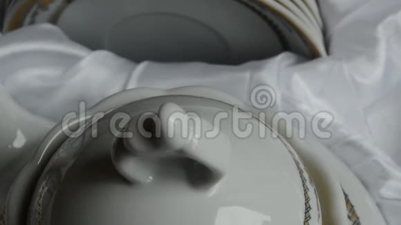 精美的白瓷茶具礼品盒视频的预览图