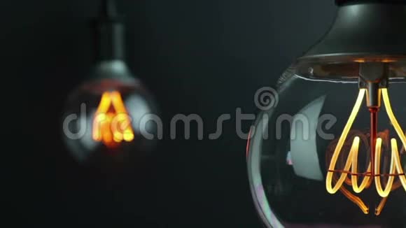 复古灯泡内置led技术可改变背景中的复古灯泡节能视频的预览图