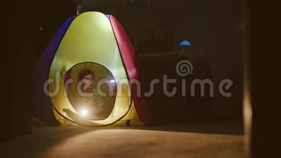 孩子们正在用手电筒在帐篷里玩耍视频的预览图