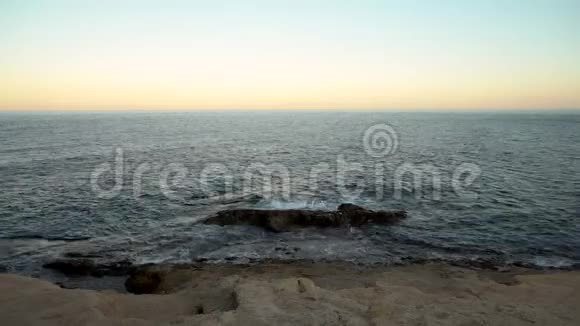 波在地中海上波浪撞击岩石视频的预览图