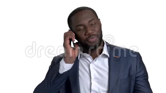 成功的非裔美国商人穿着西装打电话视频的预览图