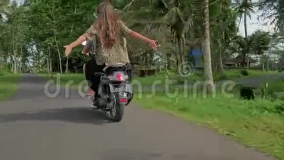 一对夫妇骑着摩托车穿过森林生活方式理念年轻漂亮的一对夫妇骑着丛林视频的预览图