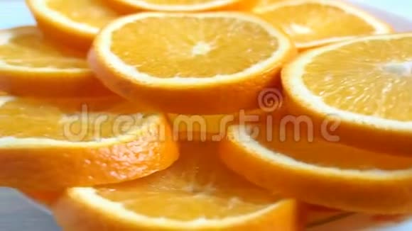 盘子里的橙子片视频的预览图