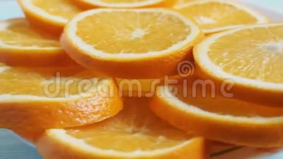 盘子里的橙子片视频的预览图