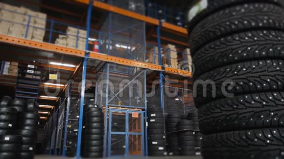 轮胎商店仓库的汽车轮胎有电梯的汽车轮胎的巨大仓库视频的预览图