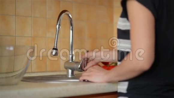 女人在家厨房洗西红柿视频的预览图
