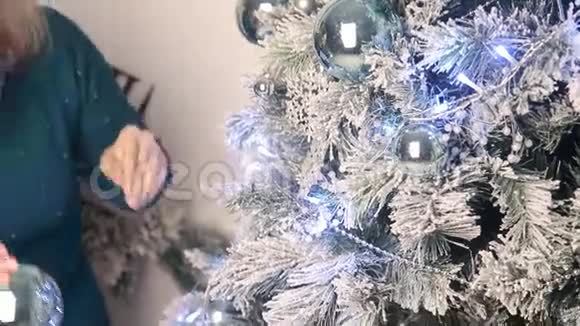 女孩打扮圣诞树视频的预览图