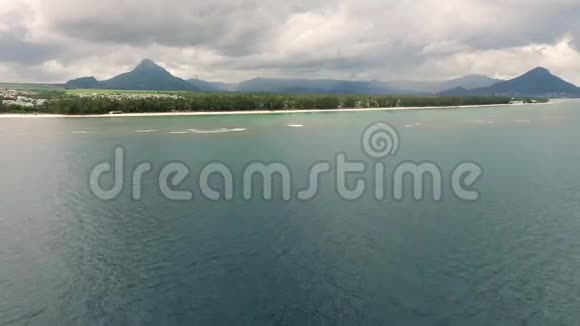 与毛里求斯当地和游客一起飞越海滩弗利肯弗拉克地区很多游艇和游艇视频的预览图