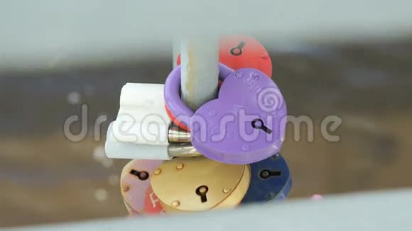 挂在铁管上的彩色结婚锁视频的预览图