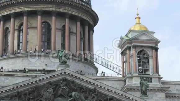 最高点人们爬上梯子在圣彼得堡的圣以萨克大教堂穹顶俄罗斯视频的预览图