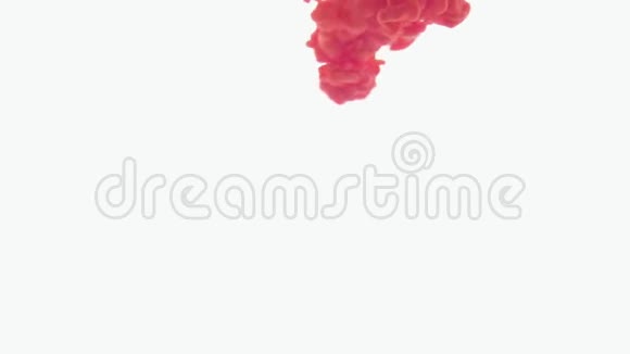 红白色漆墨水滴在水中慢动作视频白底带文案空间天空中的云视频的预览图