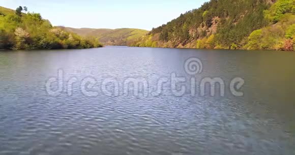 湖景空中观景视频的预览图