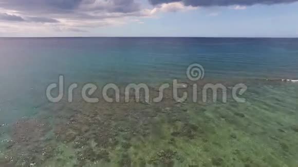 在毛里求斯海岸附近的印度洋上空飞行视频的预览图
