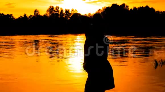 孕妇在日落时分在河底跳舞视频的预览图