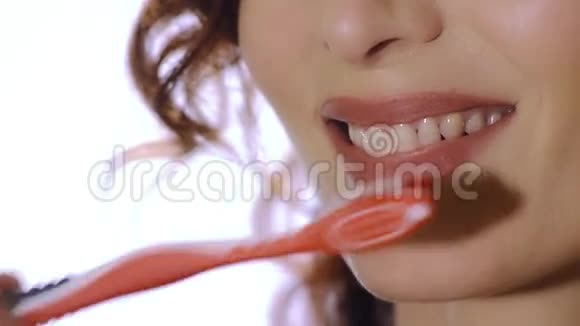 女人用牙刷特写镜头视频的预览图