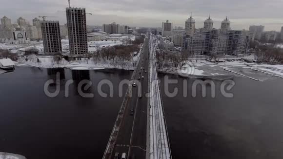 桥上有城市交通正在下雪视频的预览图