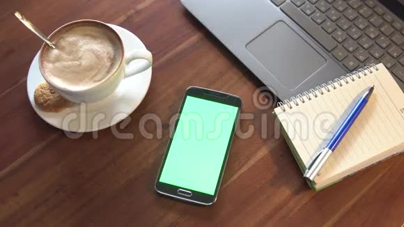 关闭手滑动智能手机在咖啡馆视频的预览图