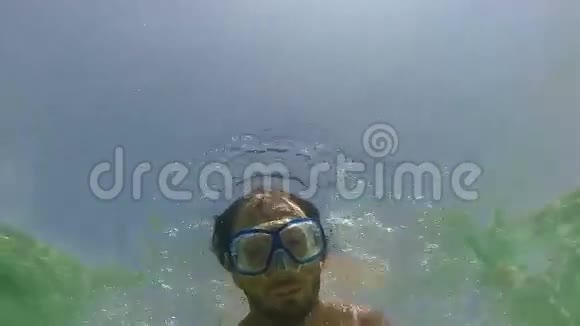 戴着面具在水下游泳的人视频的预览图
