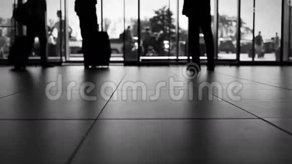 黑白加速画面人们正在离开和来到机场视频的预览图