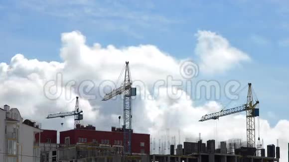 蓝天白云建筑工地视频的预览图