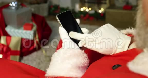 利用手机对圣诞老人进行特写视频的预览图