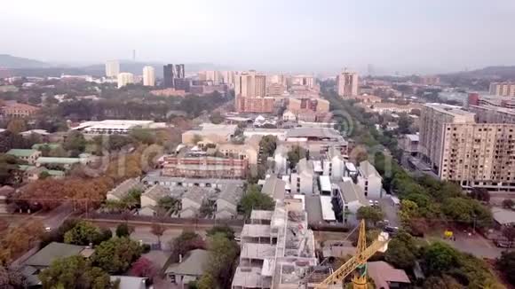 南非郊区住宅区的比勒陀利亚天际线视频的预览图
