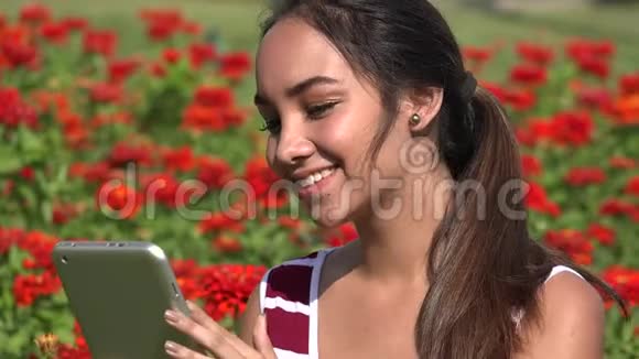 快乐的女青少年使用平板电脑视频的预览图