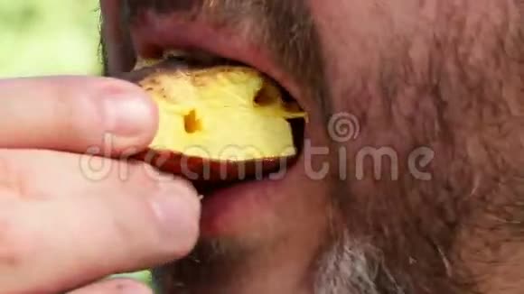男人吃烤水果特写视频的预览图