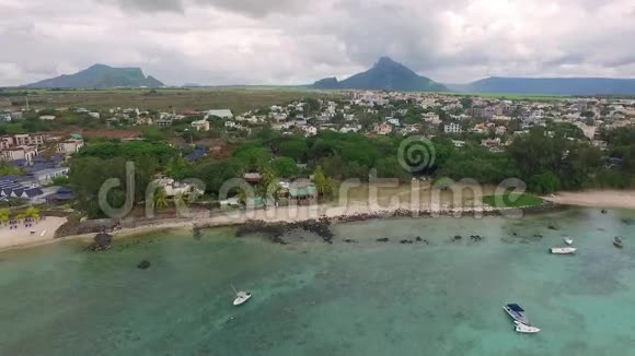 毛里求斯的沙巴赫用无人机飞越印度洋和人们海岸线上的豪华游艇和船只视频的预览图