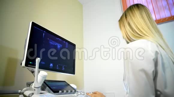 医生做超声波检查视频的预览图