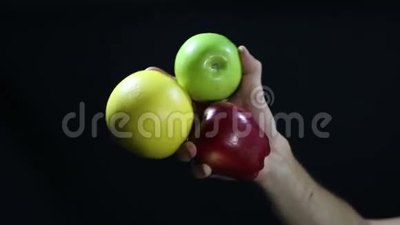三颗黑色背景的水果视频的预览图